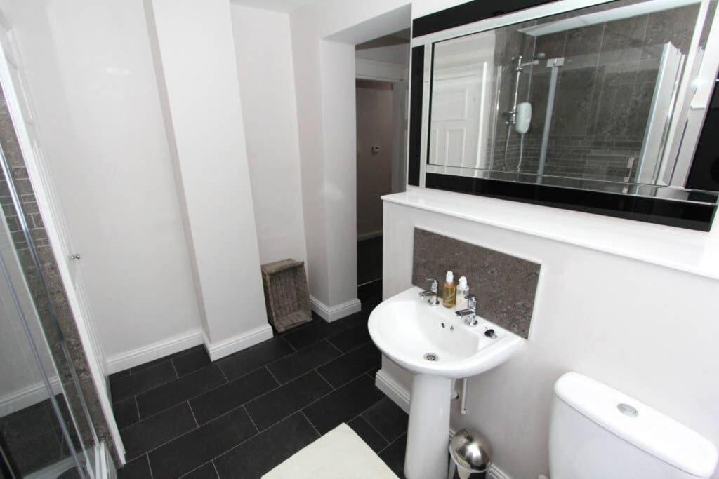 Top Floor Character Apartment In The Heart Of The City Centre Chester Bagian luar foto